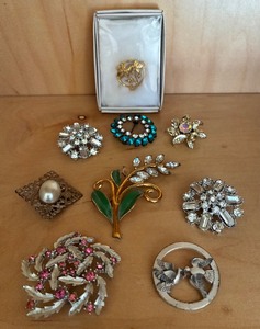 lot 542 image: Jewelry - Vintage Brooches