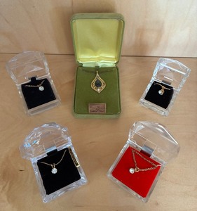 lot 543 image: Jewelry - Necklaces w Pendants