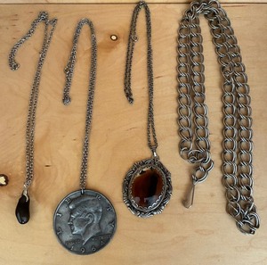 lot 544 image: Jewelry - Necklaces w Pendants
