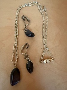 lot 546 image: Jewelry - Polished Stone Earrings Necklace w Pendant