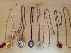lot 548 image: Jewelry - Necklaces w Pendants