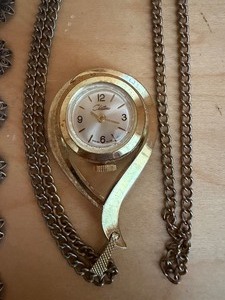 lot 549 image: Jewelry - Necklaces w Pendants