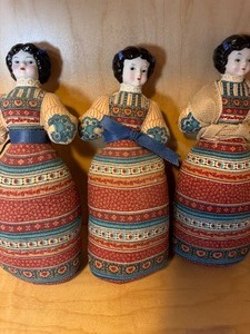 lot 119 image: Avon Heirloom Collection Dolls, Porcelain Faces