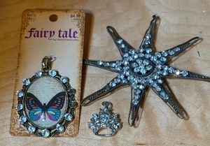 lot 129 image: Jewelry - Butterfly and Star Pendants, Charm