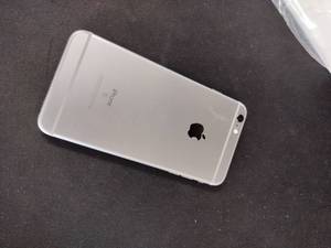 lot 8105 image: iPhone S Silver (it is locked )
