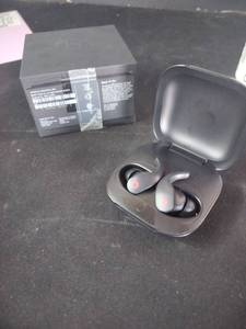 lot 8117 image: Beats Fit Pro (Cant get to Pair to Phone)