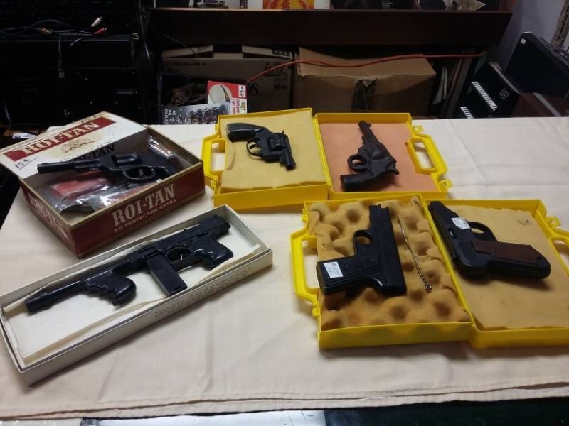 lot 4002 image: Collection of Vintage Toy Guns w some caps