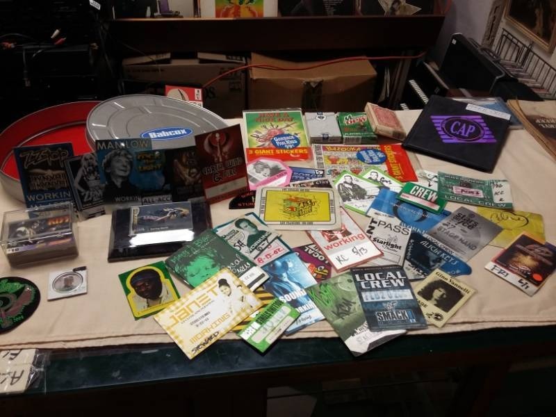 lot 4040 image: Concert Memoribilia, Collector Cards and Buttons