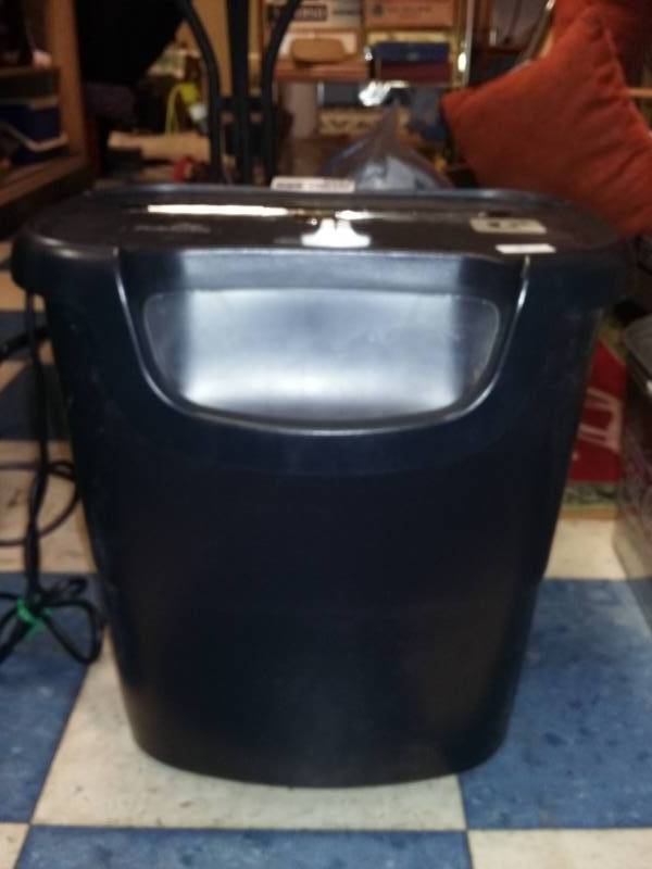 lot 4054 image: Fellowes P-57Cs Paper Shredder with Bin
