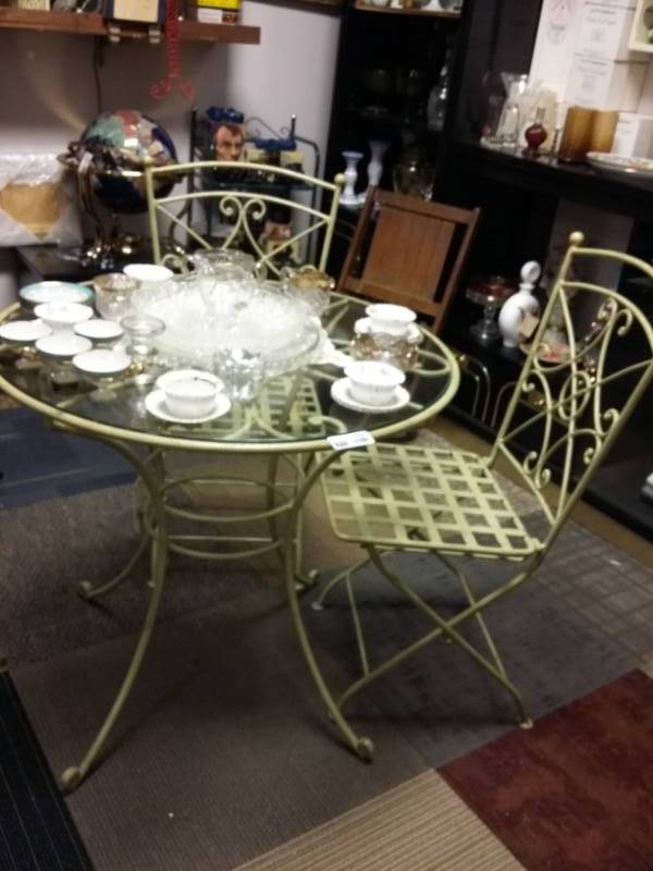 lot 4007 image: Outdoor Metal Patio Set - Table and 2 Chairs