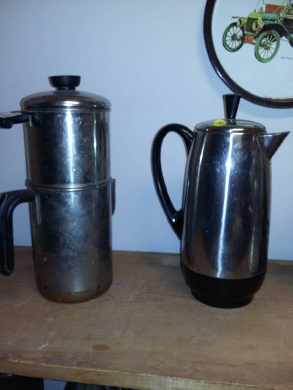 lot 4073 image: Farberware #P 2 142B Automatic Coffee Maker & Vintage Stovetop Percolater