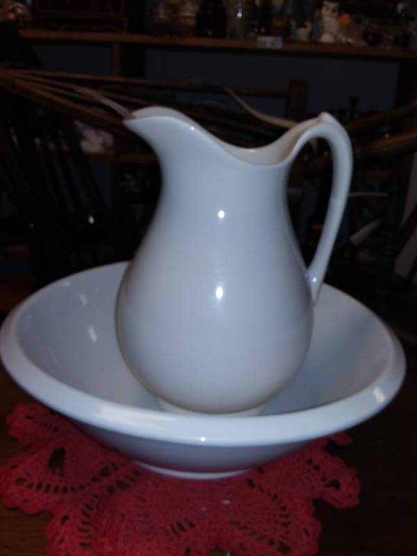 lot 4079 image: White Pitcher and Bowl Set