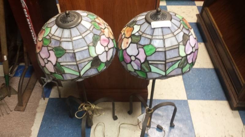 lot 4013 image: Pair of Craftsman Style Pennyfoot Lamps