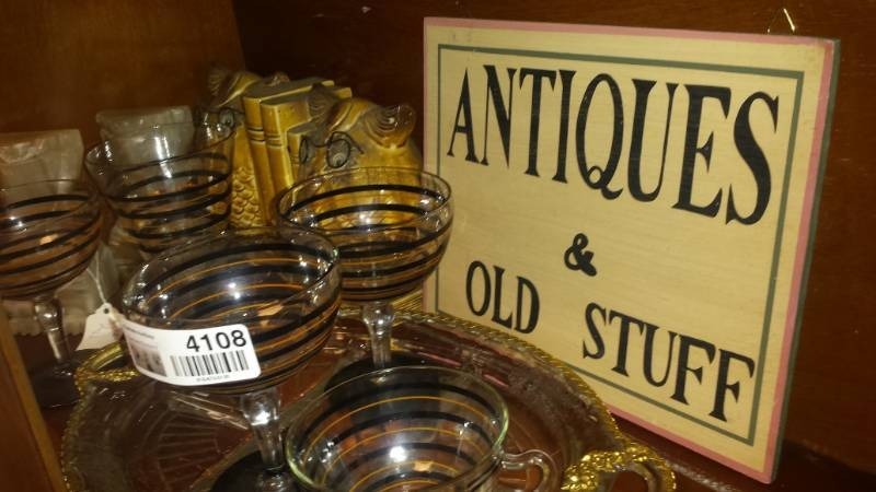 lot 4108 image: Bookends, Glasses, Sign & Tray