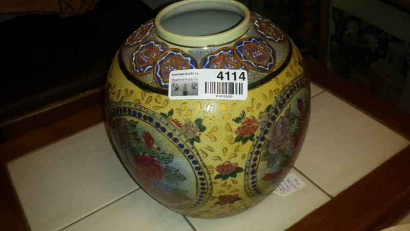 lot 4114 image: Chinese Pattern Urn  Vase