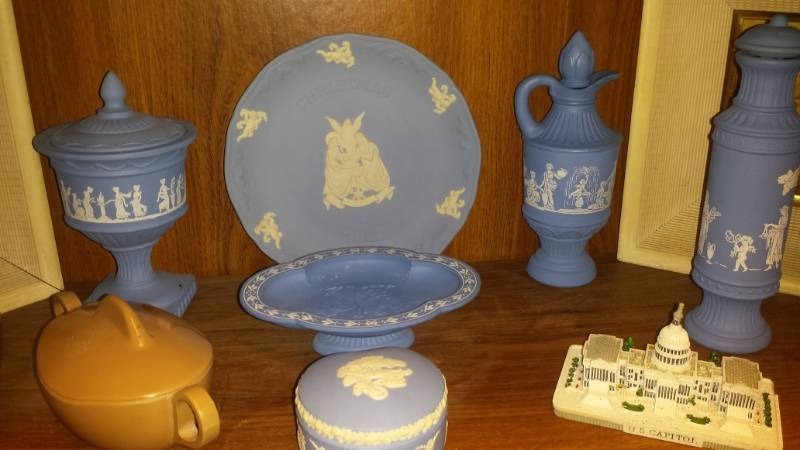 lot 4124 image: Lot of Wedgewood and Snowmen Mugs