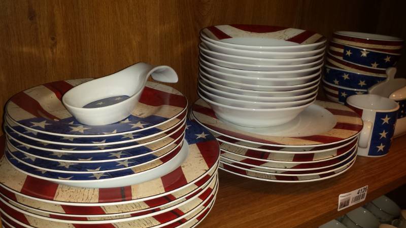 lot 4126 image: Collection of Flag  4th of July Dinnerware and Table Dcor