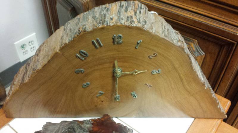 lot 4130 image: Wood Slice Made into a Clock