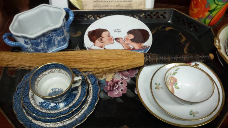 lot 4147 image: Lot of PlatesCups and More