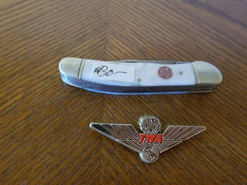 lot 3030 image: TWA Wings Pin and United Pocket Knife