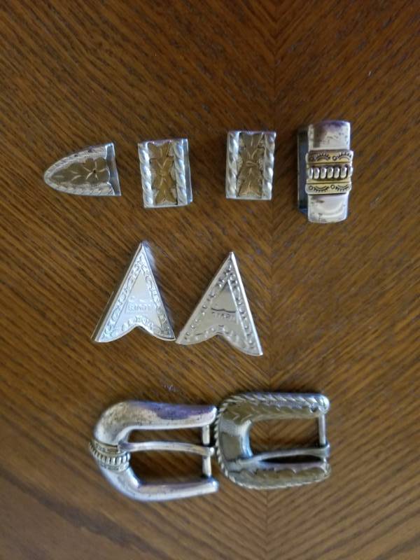 lot 3036 image: Belt Buckles & Bling, Collar Silver Point Accents