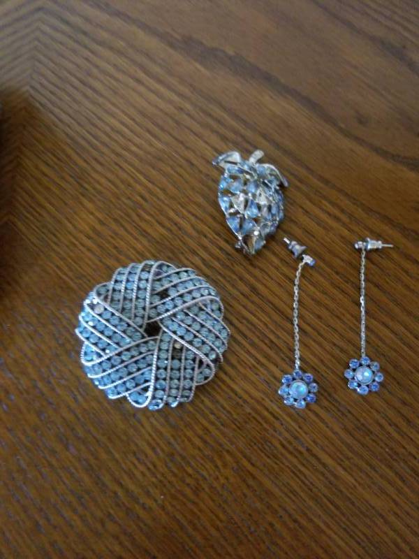 lot 3039 image: Vintage Blue Stones in Silver Settings, Brooches and Pierced Earrings