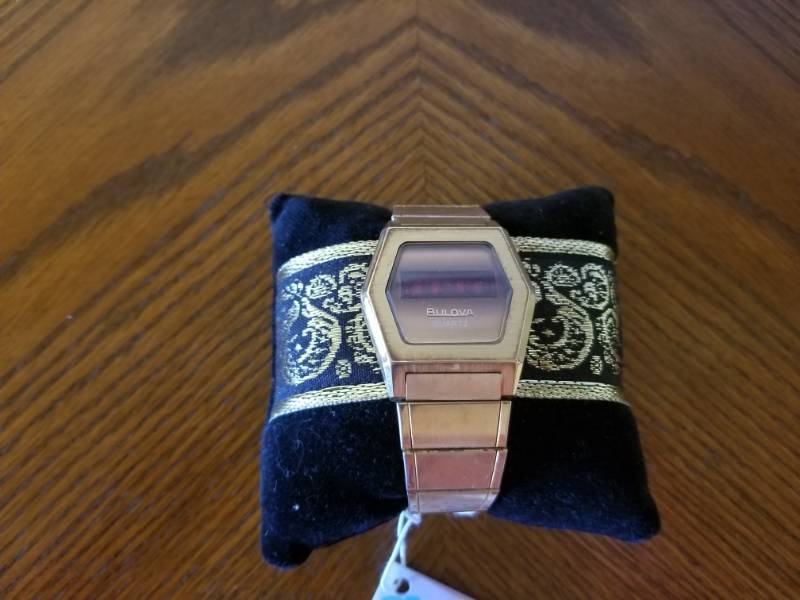 lot 3175 image: Vintage Bulova Digital Watch
