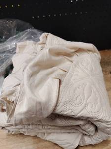 lot 13690 image: Quilts Queen Size Bedding Set, Brich Beige