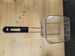 lot 20202 image: Wire Mesh Fry Basket with Black Removable Handle
