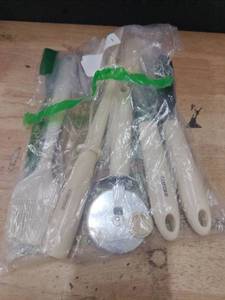 lot 14197 image: Carote 5-Piece Kitchen Utensil and Tool Set with Wooden Handles