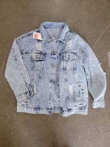 lot 20483 image: Denim Jacket Size M Light Wash