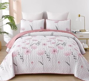 lot 13738 image: Dinjoy Floral Quilt Set Queen,Pink Bedspread Queen Size 3 Pieces Lightweight Farmhouse Bedding Set Cute Quilts Soft Flower Bedspreads White Coverlet Sets for Girls Women Fall
