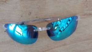 lot 2040 image: Mens sunglasses blue shade