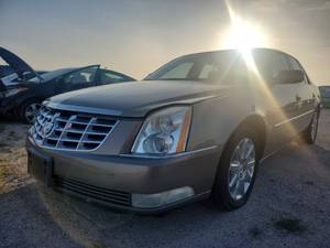 lot 24252 image: 2006 Cadillac DTS Sedan - Tan