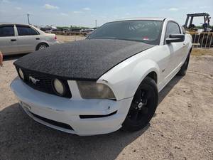 lot 24277 image: 2005 Ford Mustang GT - White