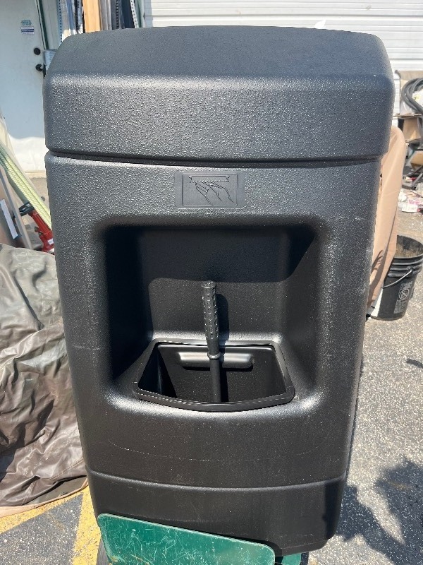 lot 36 image: Washing Station W Window Squeegee & Towel Dispenser Top - Add to your garage Workshop for Easy cleaning Convenience