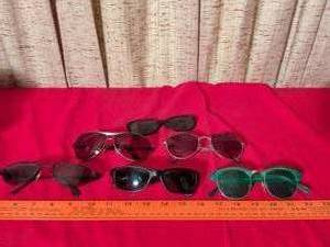 lot 340 image: Lot of 7 Sunglasses Assorted Styles and Frames