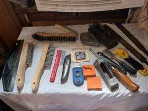 lot 422 image: Hand Tools Lot - Brushes, Scrapers, Blades, 15 Pieces