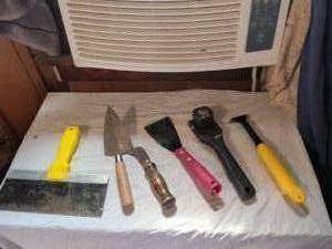 lot 424 image: Hand Tool Set 6-Piece Putty Knives Scrapers Trowels