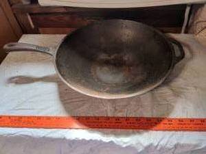 lot 431 image: Lodge Cast Iron Wok with Handle