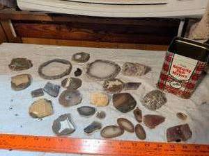 lot 497 image: Lot of Polished Agate Slices and Geode Specimens with Mineral Display