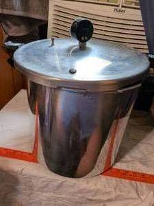 lot 505 image: Presto Pressure Canner