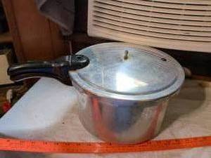 lot 515 image: Pressure Cooker with Lid and Trivet