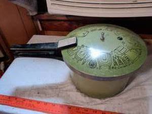 lot 516 image: Presto Skillet with Dome Cover, Avocado Green