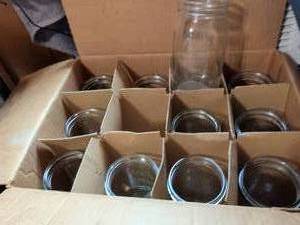 lot 517 image: Ball Mason Jar Quart Canning Jars with Lids 12-Pack
