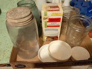 lot 534 image: Ball Regular Mouth Plastic Storage Caps 8-Pack