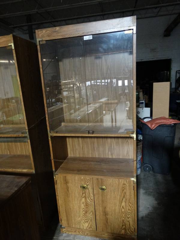 lot 4026 image: Lighted book shelf with doors.