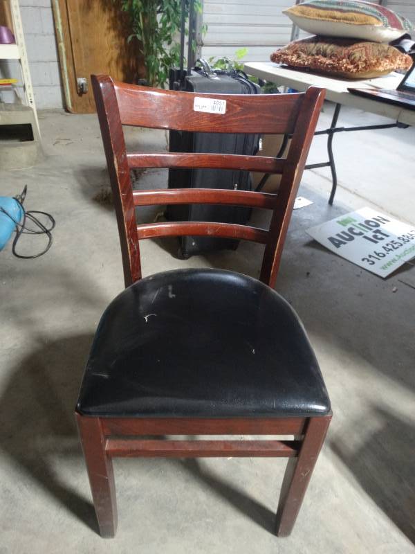lot 4051 image: Cushioned chair.