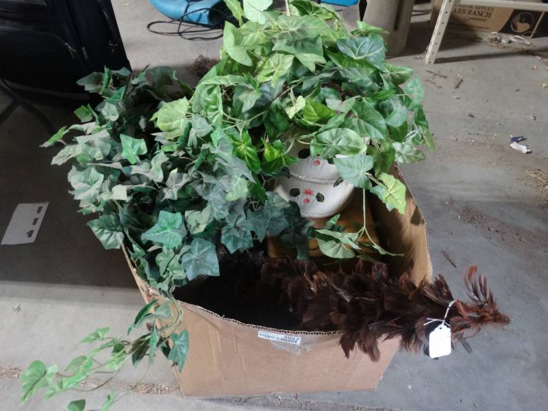 lot 4052 image: Lot with faux plant, home decor.
