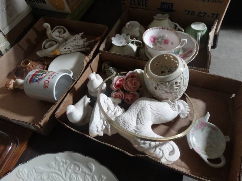 lot 4069 image: Lot of home decor.